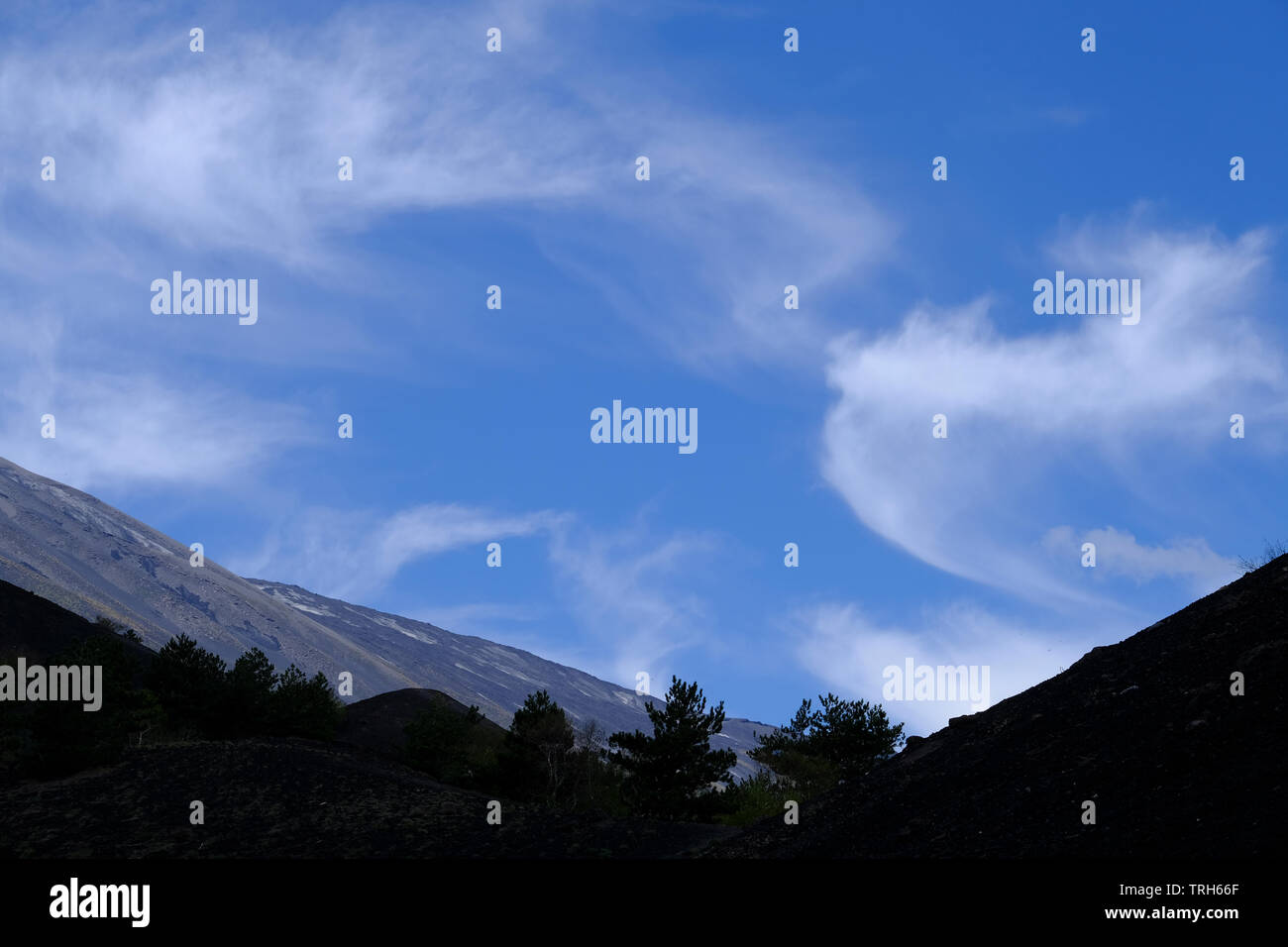 Personen Silhouette auf blauem Himmel Hintergrund auf dem Gipfel des Ätna, Sizilien, Italien Stockfoto