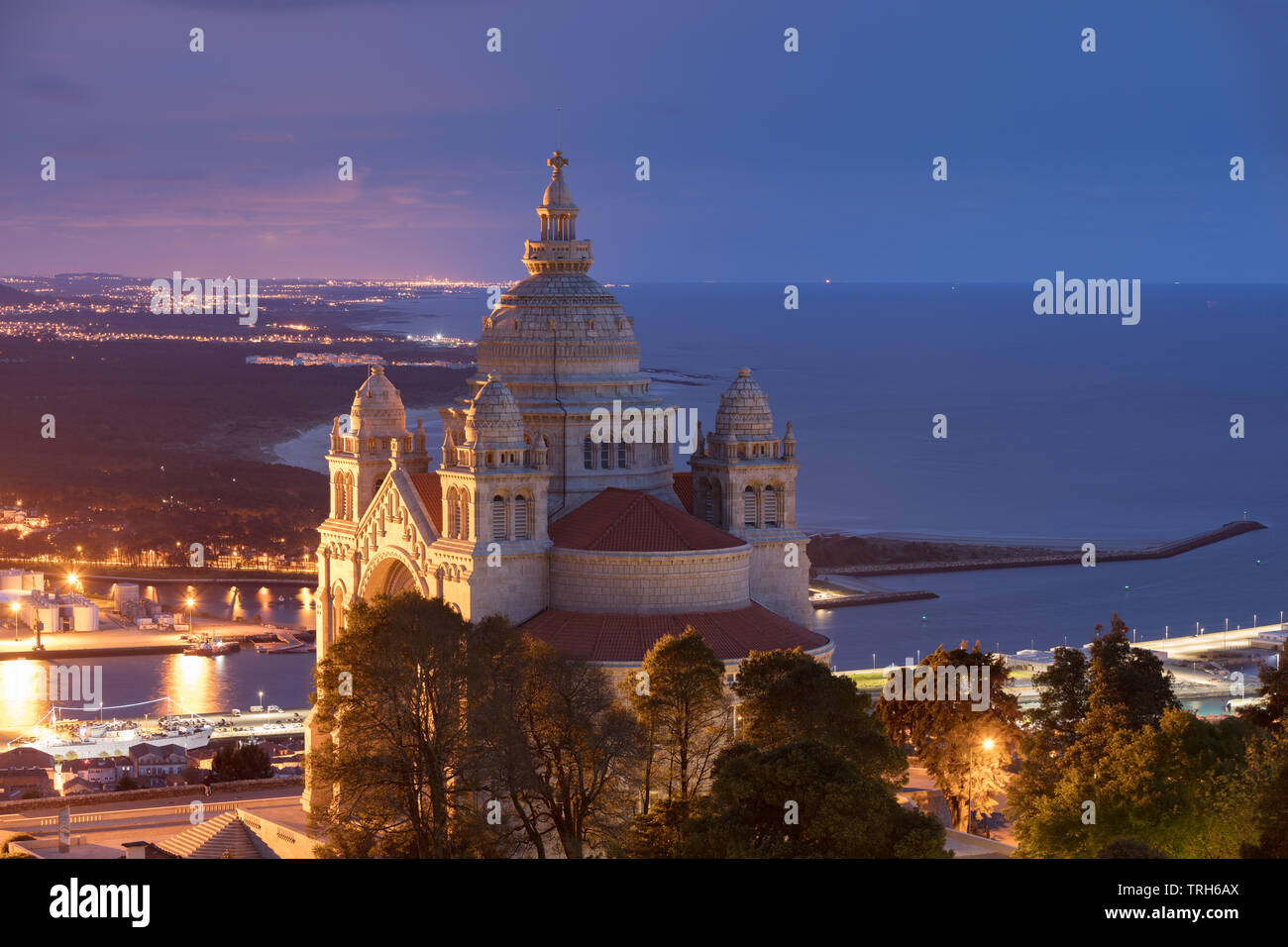 Santuário de Santa Luzia und die Küste in der Abenddämmerung, Viana do Costelo, Norte, Portugal Stockfoto