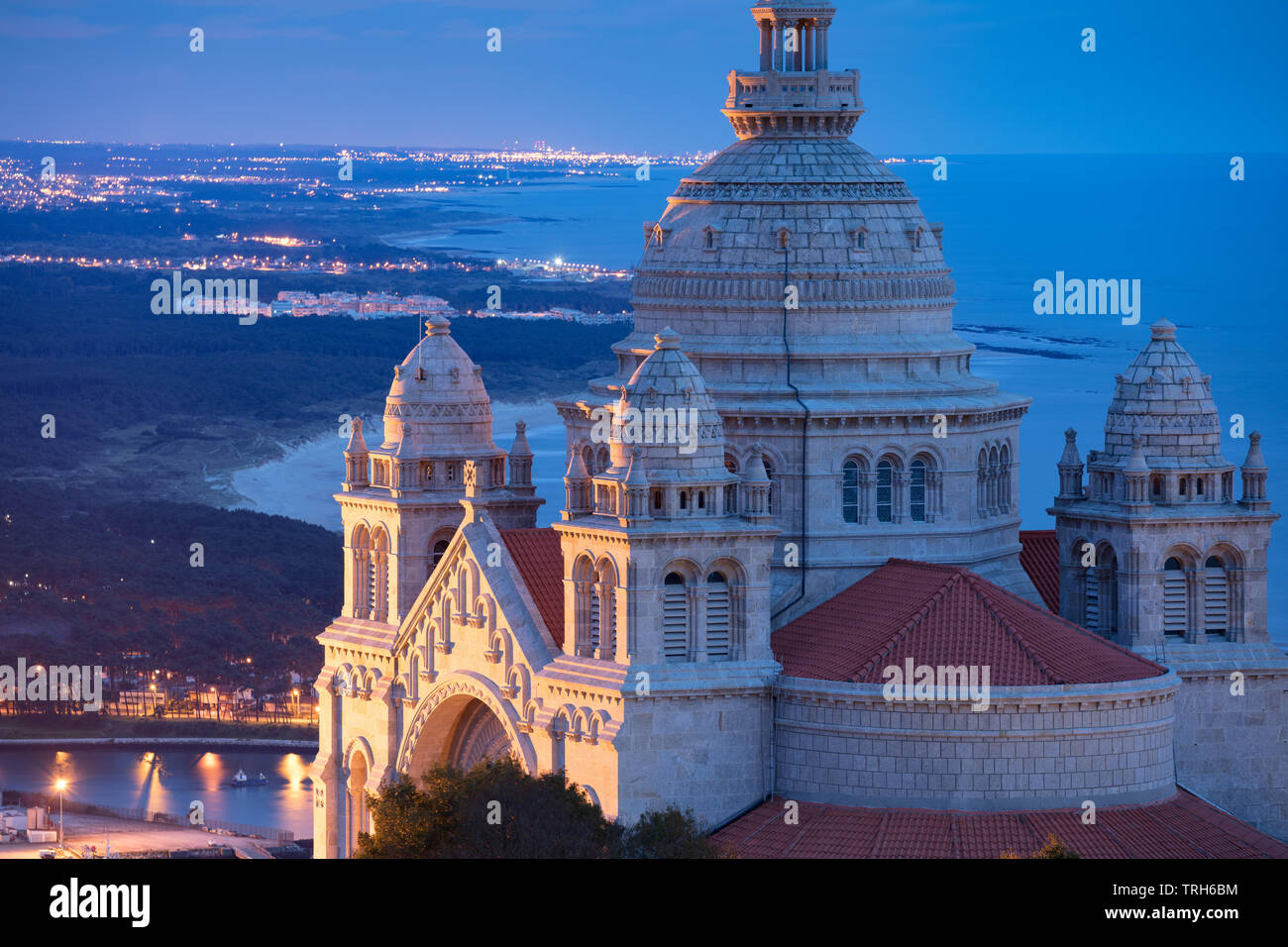 Santuário de Santa Luzia und die Küste in der Abenddämmerung, Viana do Costelo, Norte, Portugal Stockfoto