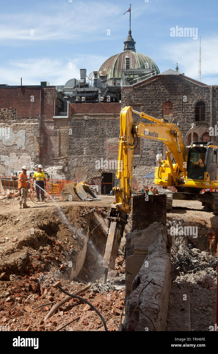 Ausgrabungen für die Arbeiten an der U-Bahn Tunnel, Flinders Street, Melbourne, Victoria, Australien Stockfoto