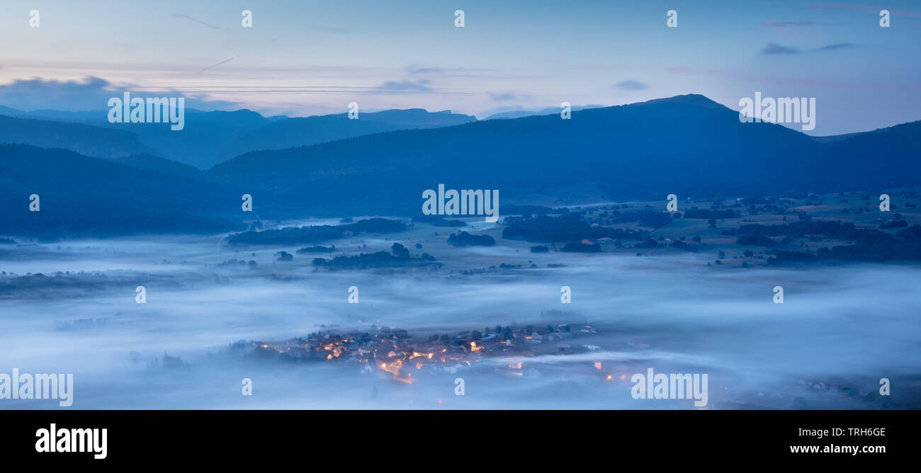 Nebel liegt auf der Hochebene des Vercors um Vassieux im Morgengrauen, Drôme, Frankreich Stockfoto