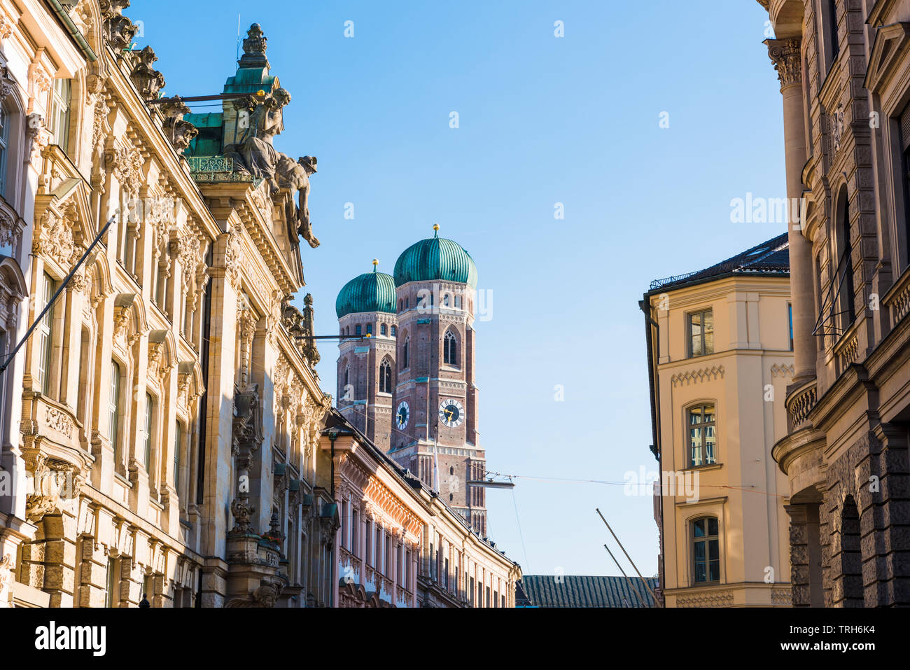 Die Türme der Frauenkirche/Dom in München, Deutschland Stockfoto