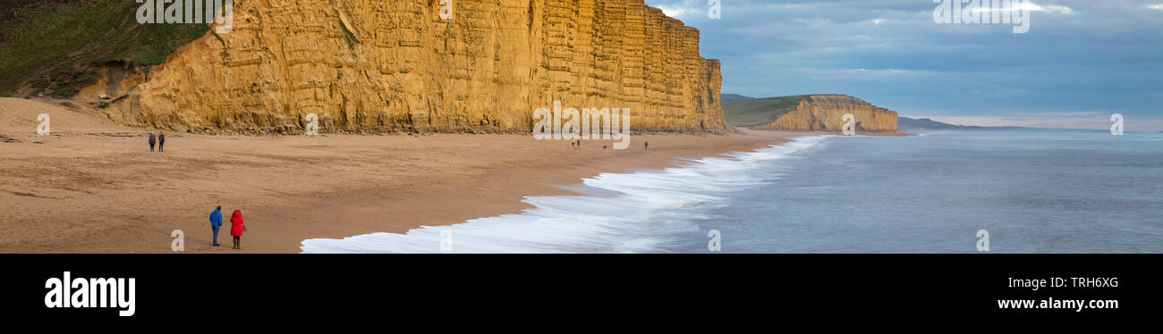 Die Wellen auf den Strand unter Osten Klippen, West Bay, Jurassic Coast, Dorset, England, Großbritannien, Stockfoto