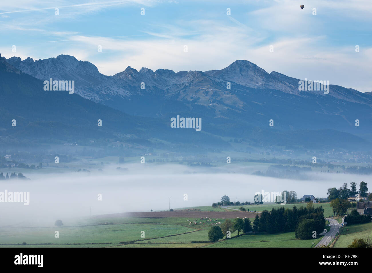 Ein Ballon schweben über dem Nebel liegen auf dem Vercors Plateau in der Nähe von Villard de Lans, Rhone Alpes, Frankreich Stockfoto