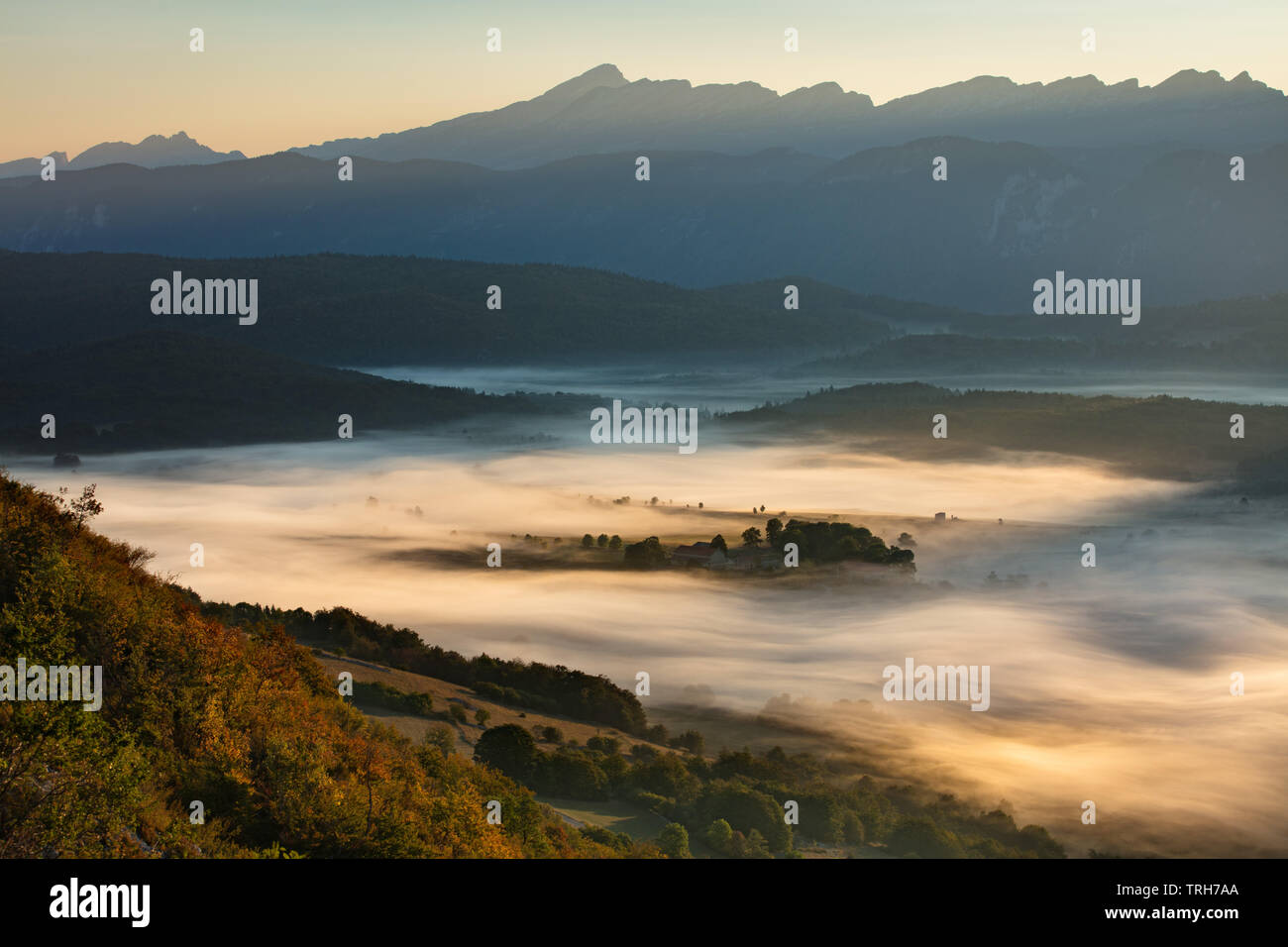 Nebel auf dem Vercors Plateau in der Dämmerung liegend von oben Vassieux, Drôme, Frankreich Stockfoto