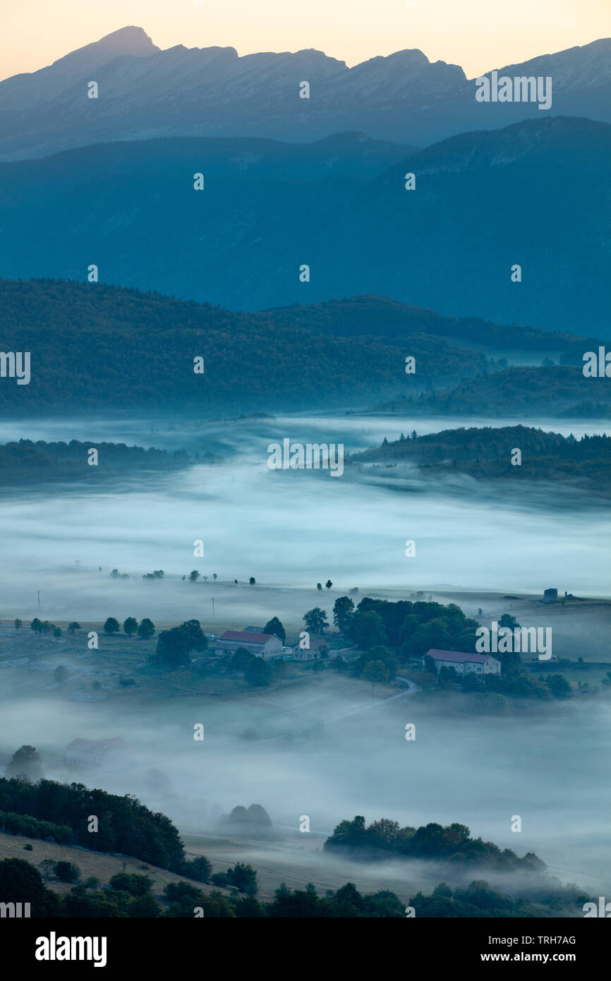 Nebel liegt auf der Hochebene des Vercors im Morgengrauen von oben Vassieux, Drôme, Frankreich Stockfoto