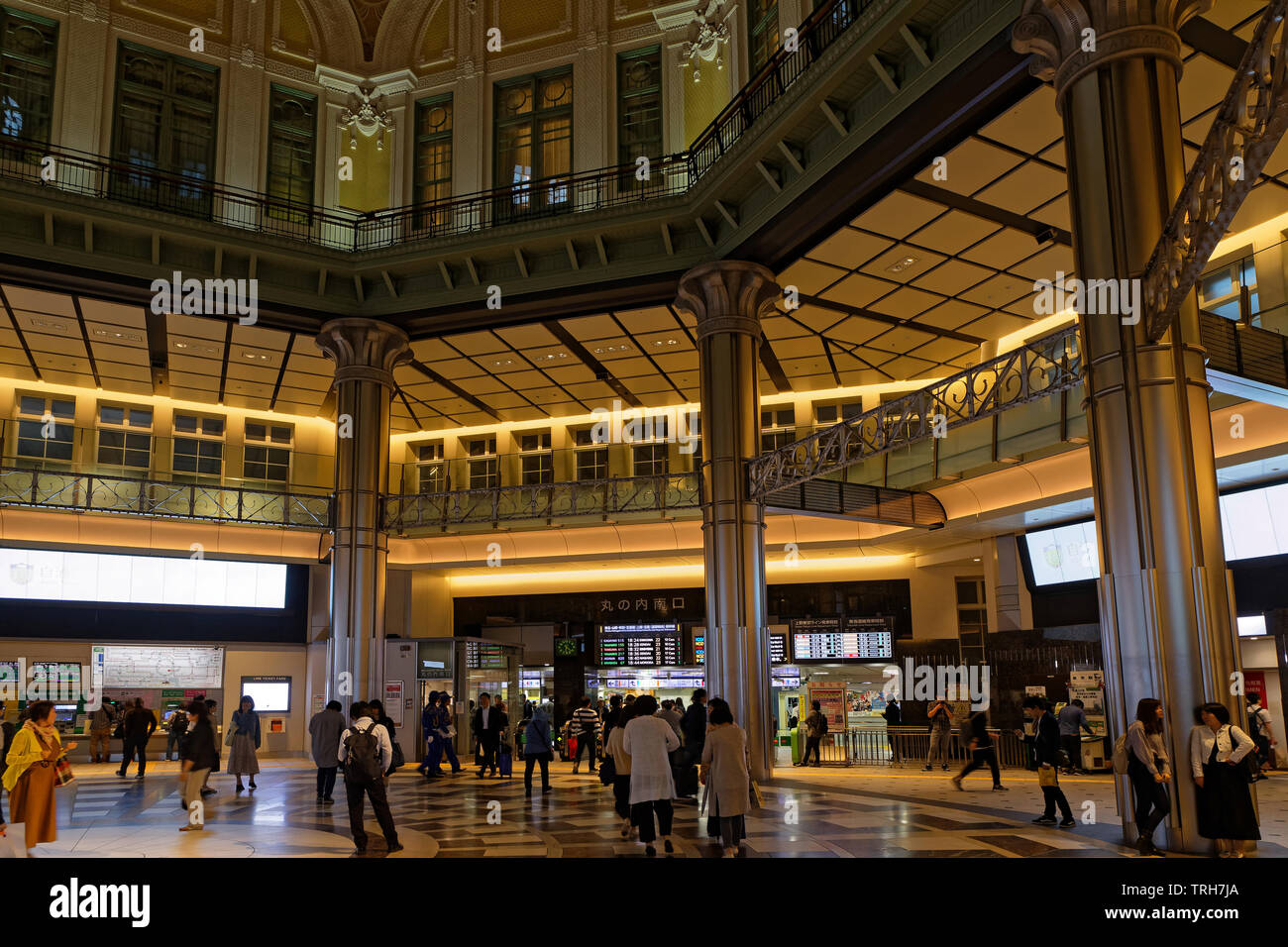 Tokio, Japan, 12. Mai 2019: In Tokio Bahnhofsgebäude. Der Großraum Tokio Bereich geordnet als die bevölkerungsreichsten Metropolregion der Welt. Stockfoto