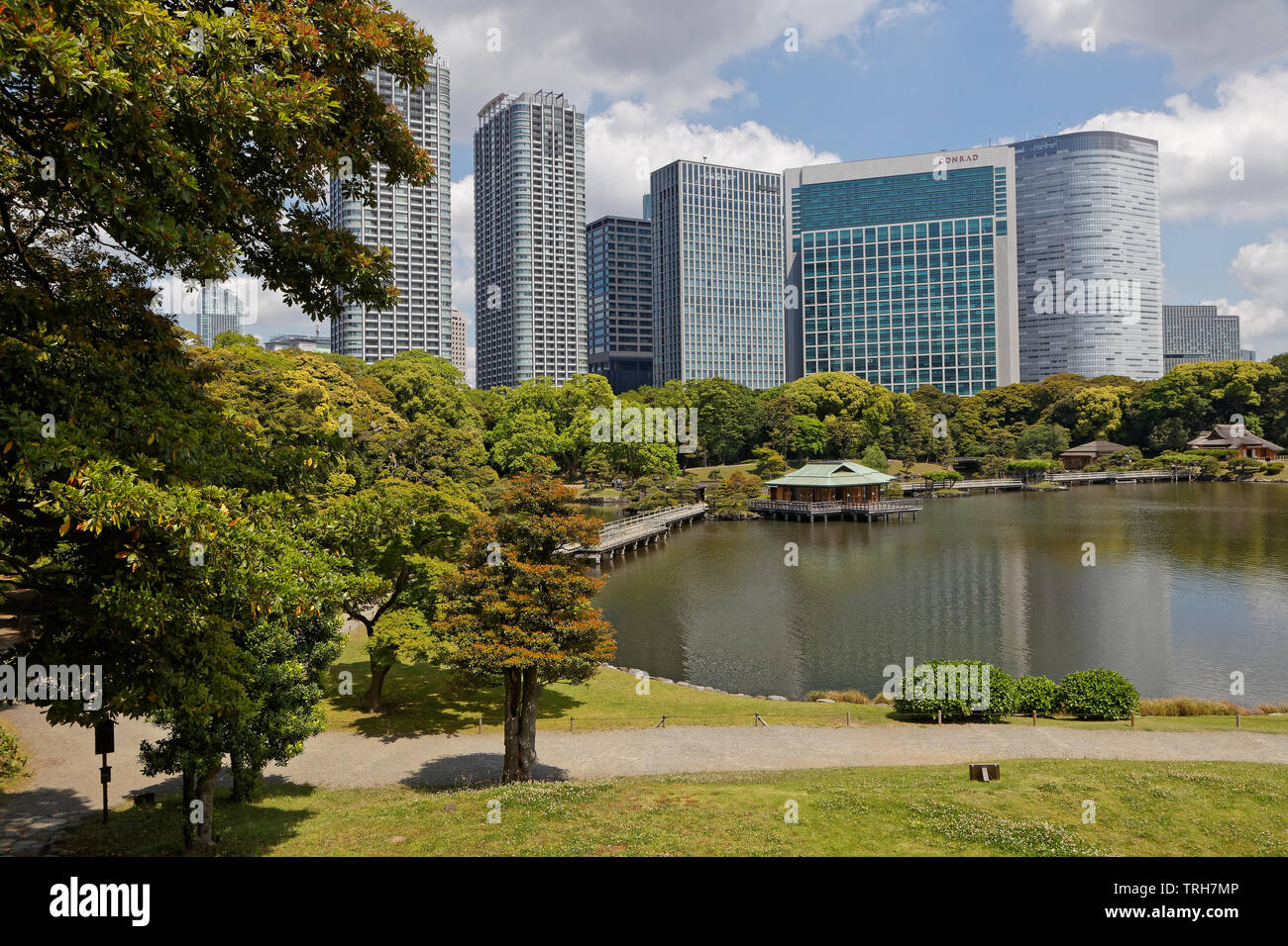 Tokio, Japan, 17. Mai 2019: Hama-rikyu Gardens ist eine öffentliche und ehemaligen kaiserlichen Garten in Minato und einer von zwei Überlebenden Edo periode Gärten in der modernen Stockfoto