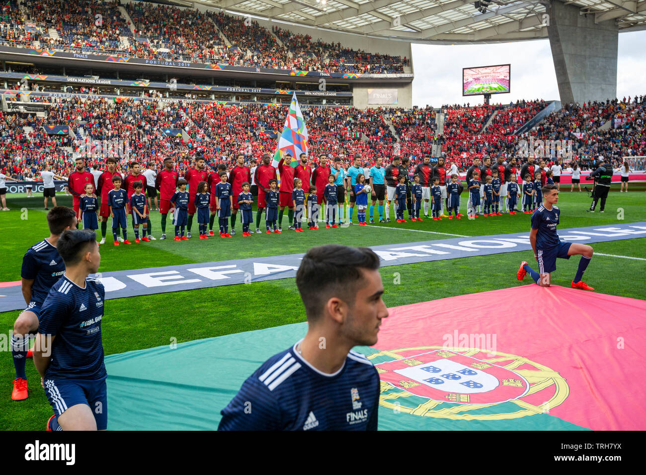 Mannschaft Portugals und der Schweiz Team am Anfang des Spiels für die UEFA Nationen League Finale im Dragon Stadium am 5. Juni, 2019 in Porto, Portugal. (Endstand; Portugal 3:1 Schweiz) Stockfoto