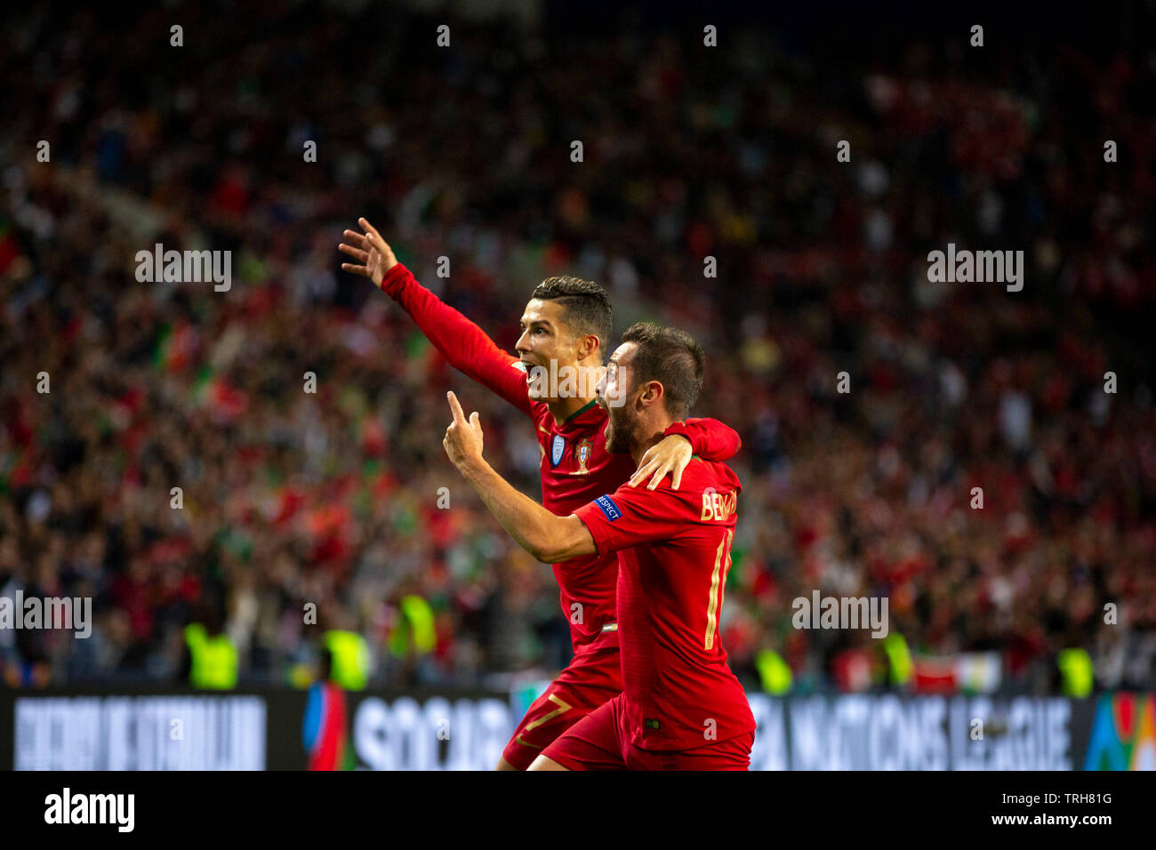 Portugals Spieler Cristiano Ronaldo (L) gesehen Feiern mit Bernardo Silva (R) Das zweite Ziel während des Spiels für die UEFA Nationen League Finale im Dragon Stadium am 5. Juni, 2019 in Porto, Portugal. (Endstand; Portugal 3:1 Schweiz) Stockfoto