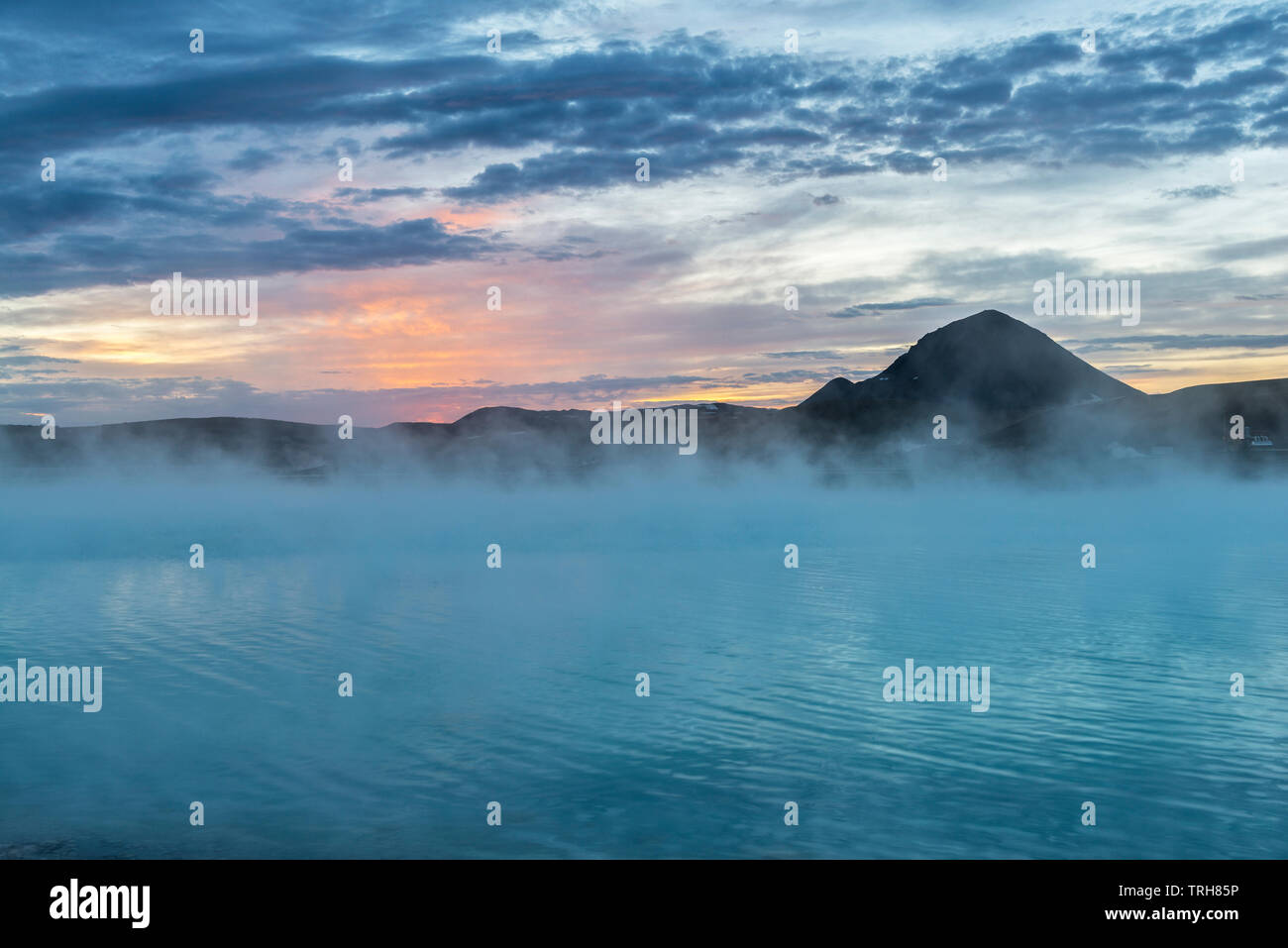 Der Blaue See in Reykjahlíð, in der Nähe des Sees Myvatn, Island. Kieselgel-reiches, beheiztes Wasser, das aus einer geothermischen Anlage in dieser aktiven vulkanischen Zone abfliessend ist Stockfoto