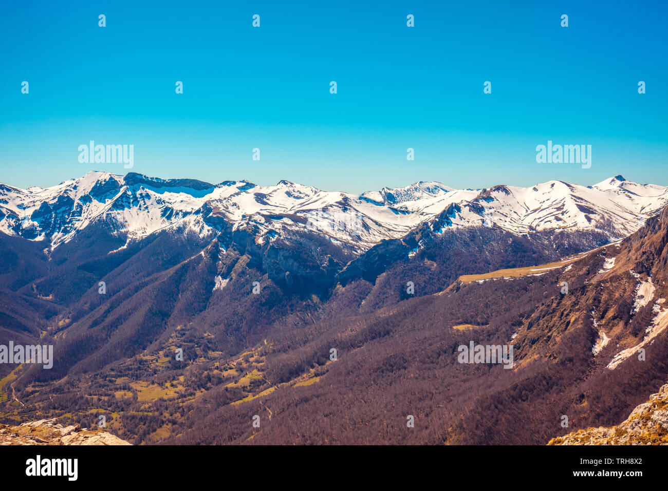 Gebirge, mit Schnee bedeckt. Nationalpark Picos de Europa (Picos de Europa). Kantabrien, Spanien, Europa Stockfoto