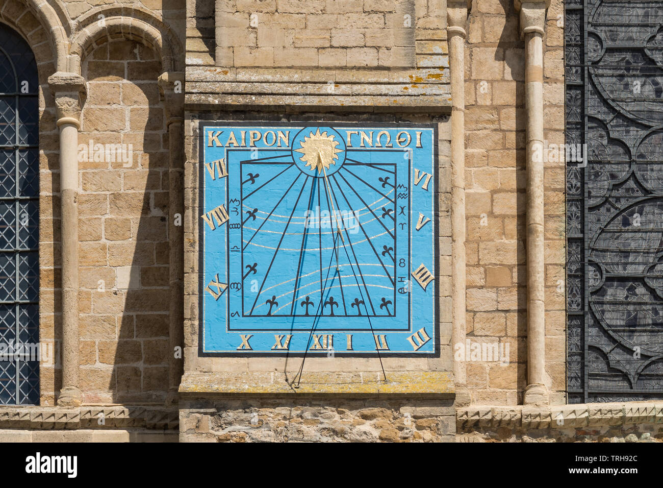 Die senkrechte Wand Sonnenuhr an der Kathedrale von Ely mit griechischen Worte des Pittacus sagt 'Zeit' oder 'eine Chance', England erkennen, Großbritannien Stockfoto