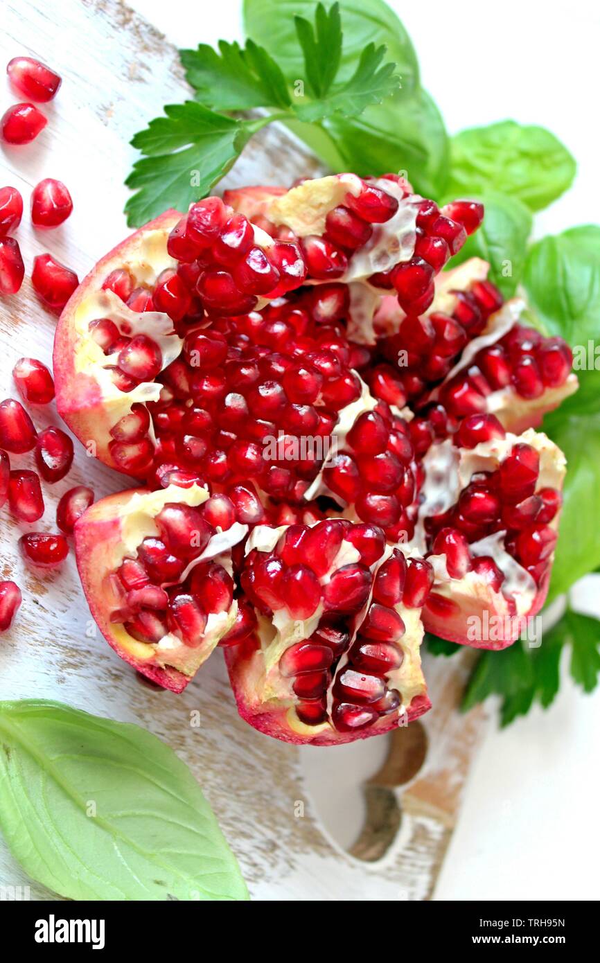 Saftige Granatapfel Obst auf weißem Hintergrund. Ansicht von oben. Ernährung Lebensmittel Konzept. Stockfoto