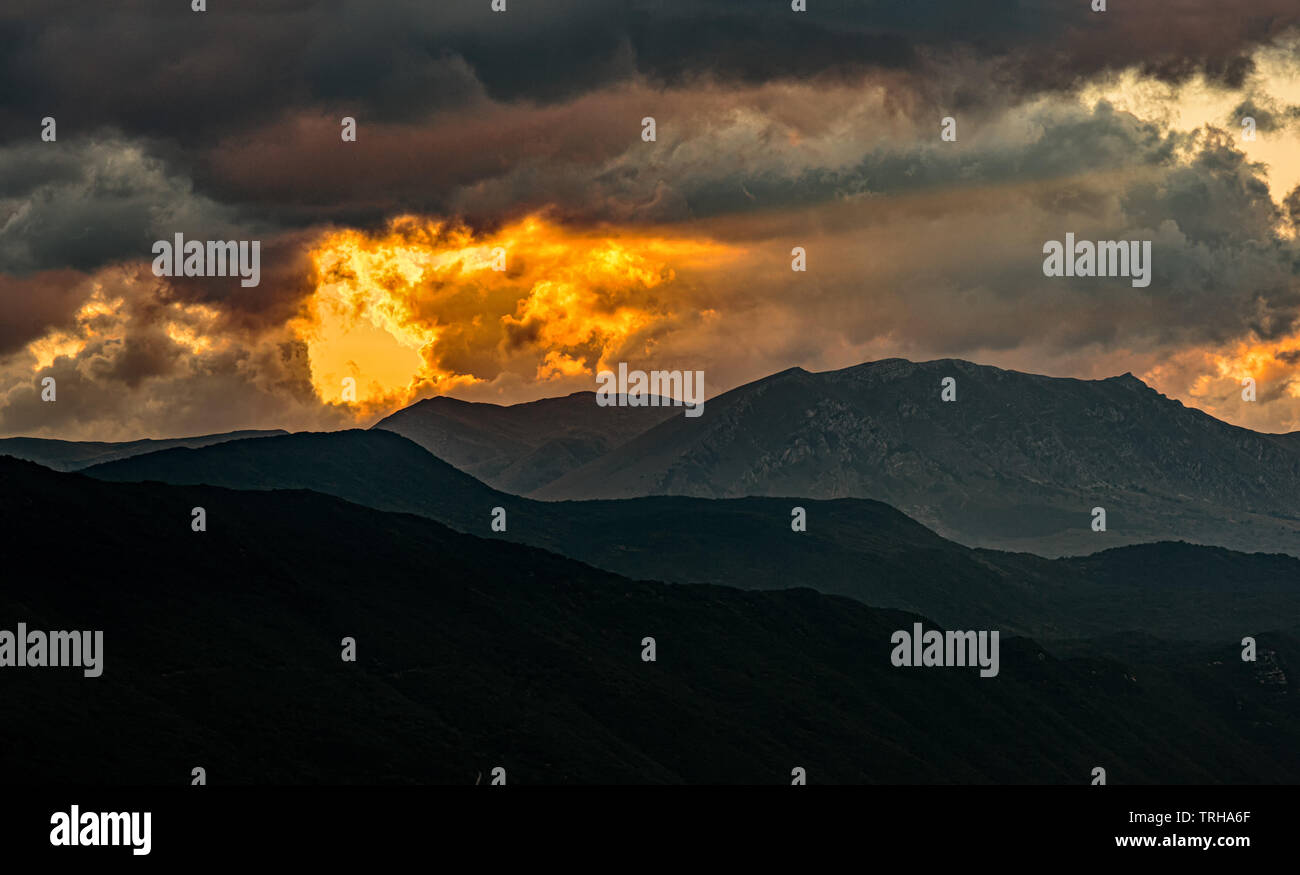 Dramatischer Sonnenuntergang auf dem Apennin, Abruzzen Stockfoto