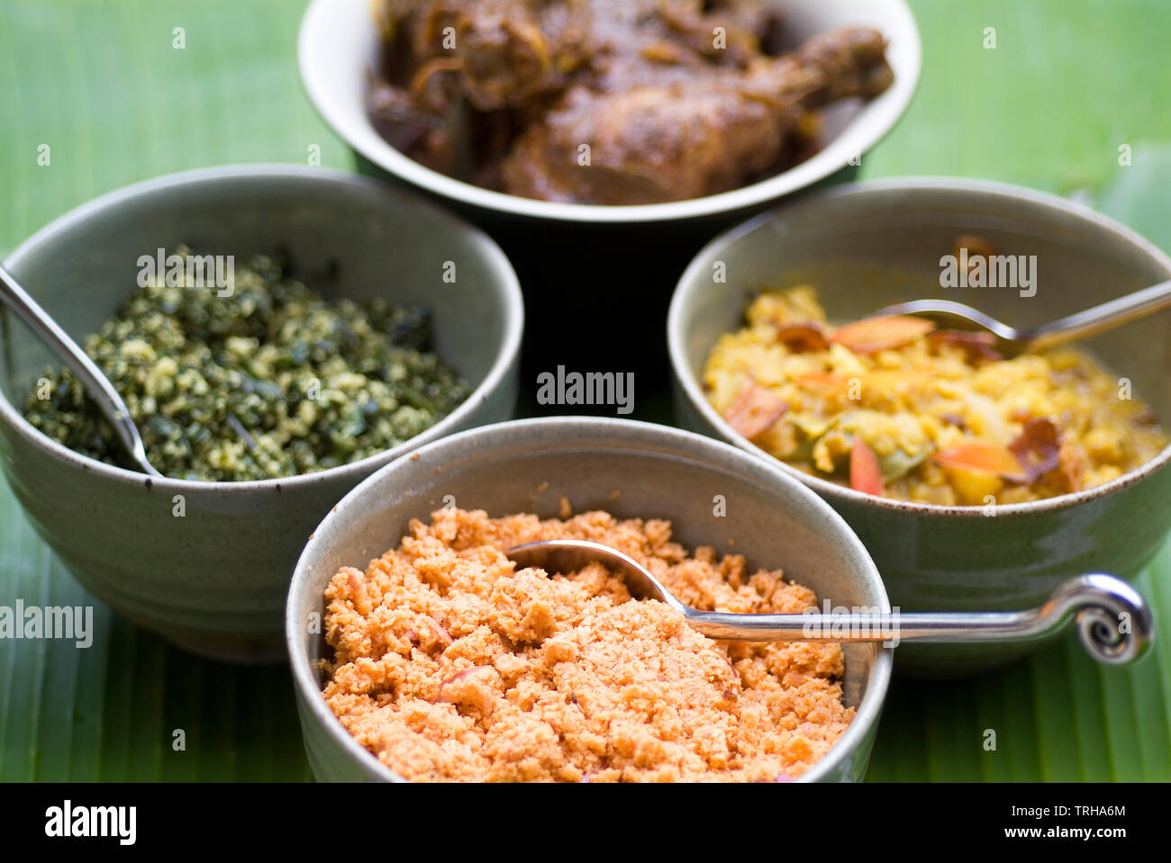Eine Auswahl von Sri Lanka Currys und Gemüsegerichte in Galle, Sri Lanka serviert. Stockfoto