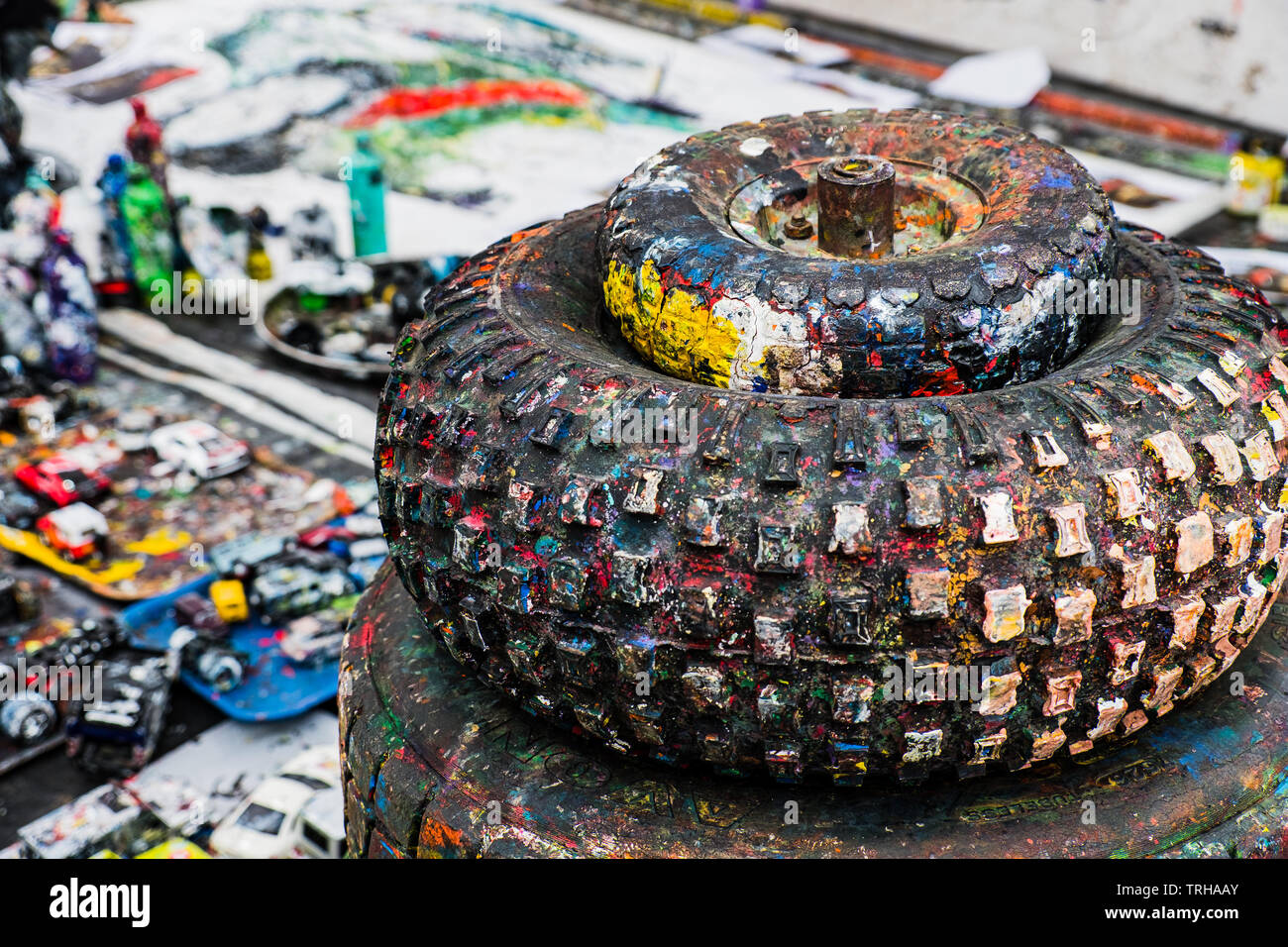 Farbe bespritzt funkgesteuerte Autos verwendet werden Kunstwerke mit ihren Rädern zu produzieren. Stockfoto