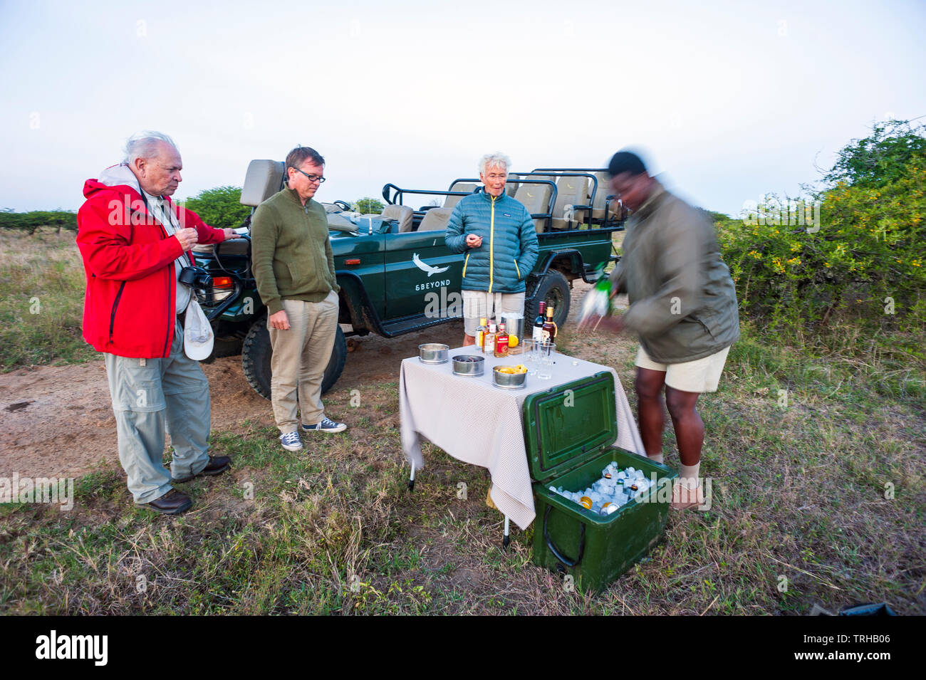 Touristen Halt für Cocktails, während auf Safari im Phinda Private Game Reserve andBeyond besessen, ein Naturschutzgebiet im östlichen Südafrika. Stockfoto