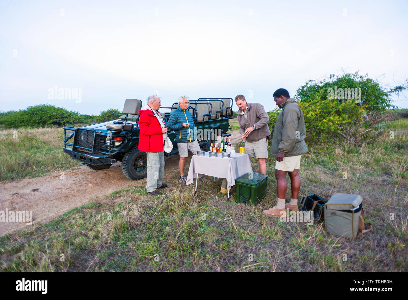 Touristen Halt für Cocktails, während auf Safari im Phinda Private Game Reserve andBeyond besessen, ein Naturschutzgebiet im östlichen Südafrika. Stockfoto