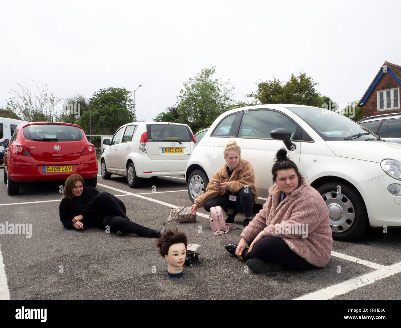 Mädchen im Teenageralter hängen auf einem Parkplatz herum Stockfoto