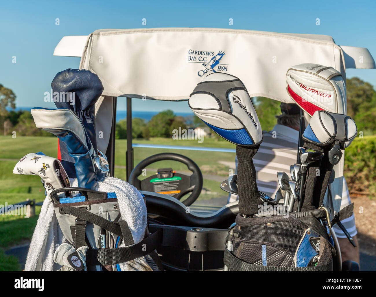 Zwei Sätze Golfvereine in der Rückseite eines Golfkarre an Gardiners Bay Country Club in Shelter Island, NY Stockfoto