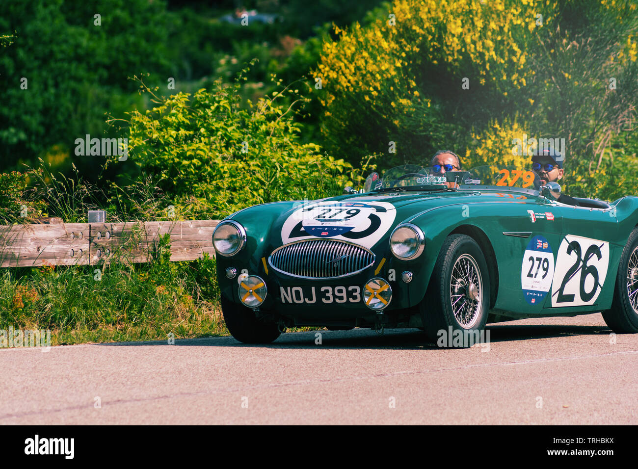 PESARO COLLE SAN BARTOLO, Italien, 17. Mai - 2018: Austin Healey 100S 1953 auf einem alten Rennwagen Rallye Mille Miglia 2018 die berühmten italienischen historischen Stockfoto