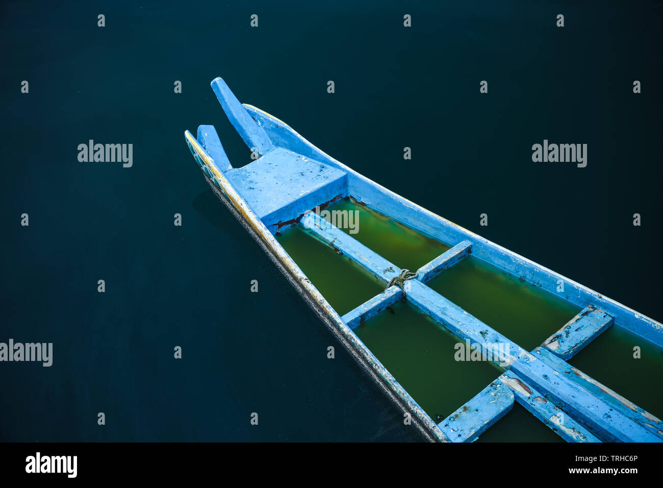 Der Bogen der einen alten blauen Holz- chinesischen Fischerboot mit Wasser im Inneren Stockfoto