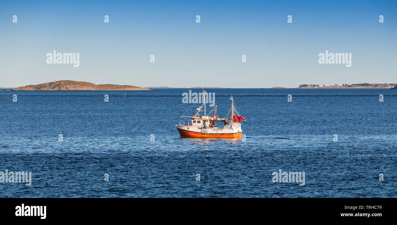 Kleines Fischerboot ist in der Norwegischen See, Trondheim, Norwegen Stockfoto