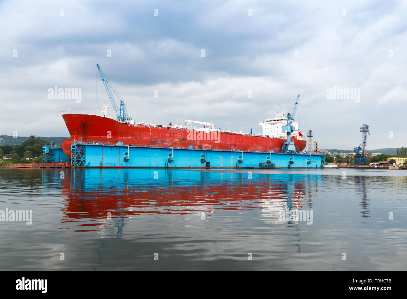 Roten tanker Ist im Rahmen der Instandsetzung in blau Trockendock der Werft Varna, Bulgarien Stockfoto
