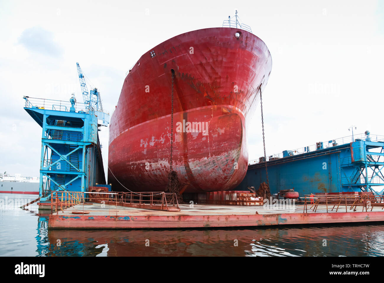 Großen roten Tanker ist im Rahmen der Instandsetzung im Trockendock. Werft von Varna, Bulgarien Stockfoto