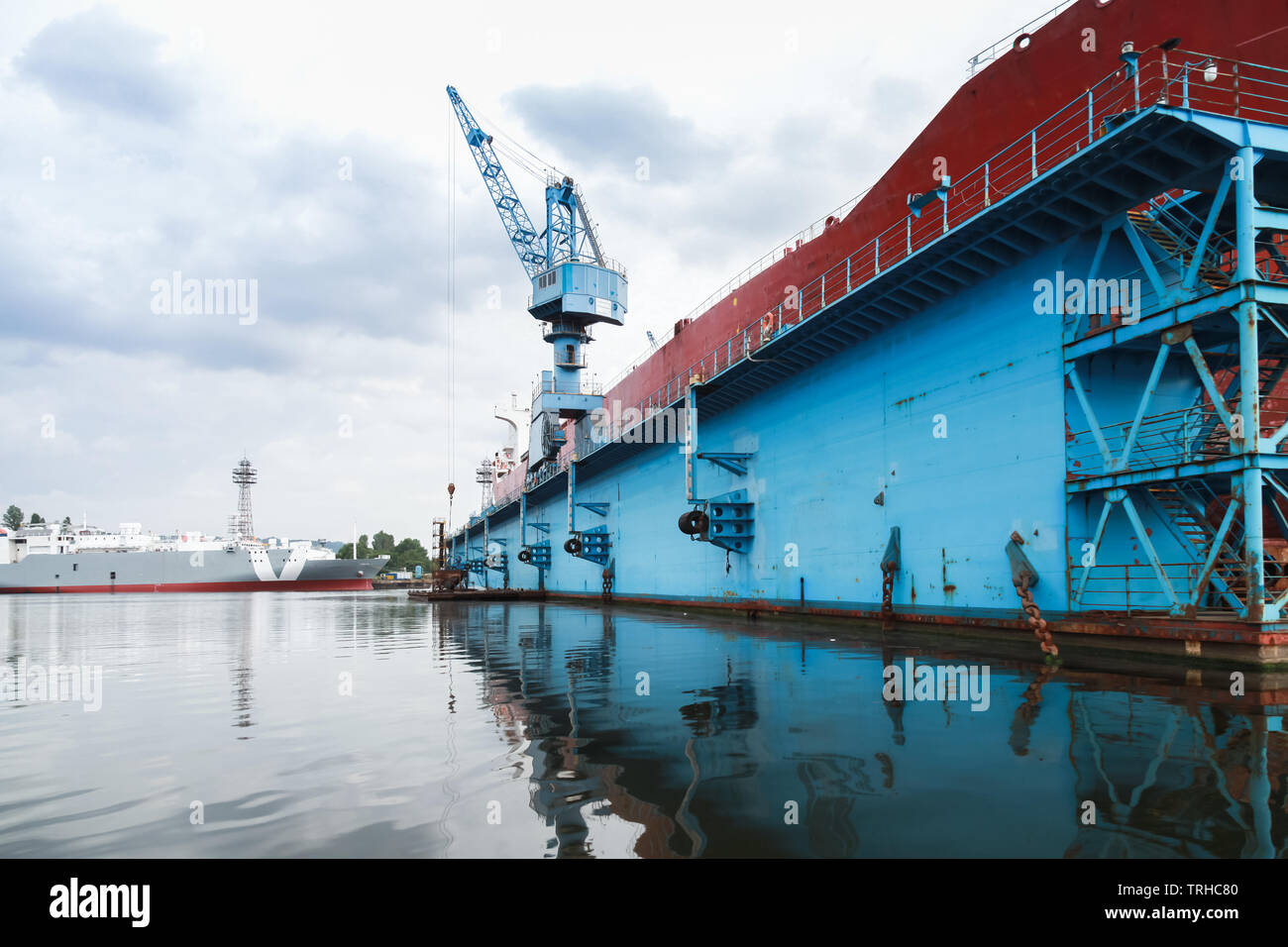 Roten tanker Ist im Rahmen der Instandsetzung in blau Dry Dock Stockfoto