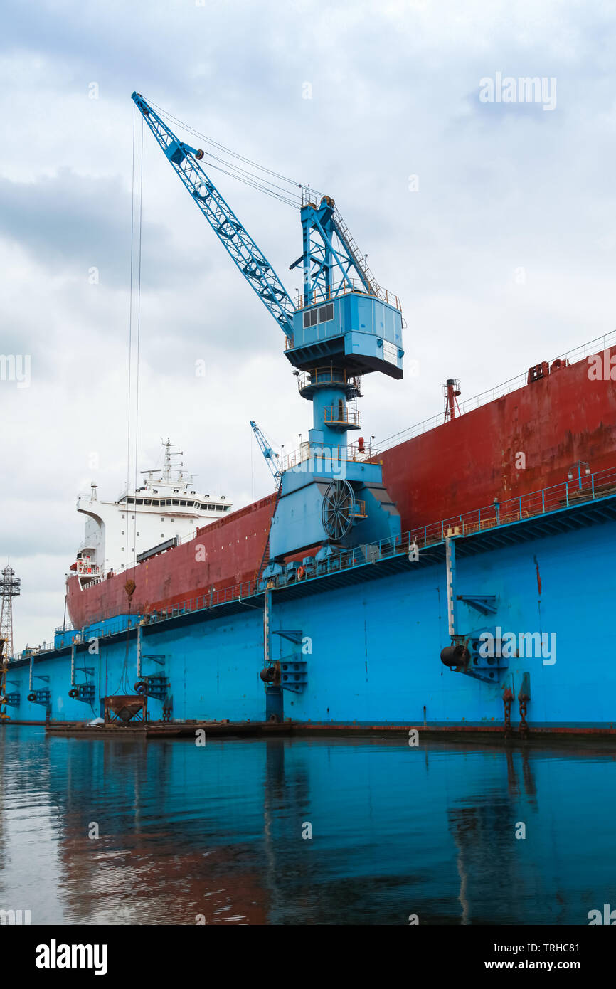 Roten tanker Ist im Rahmen der Instandsetzung in blau Trockendock, Werft von Varna, Bulgarien Stockfoto