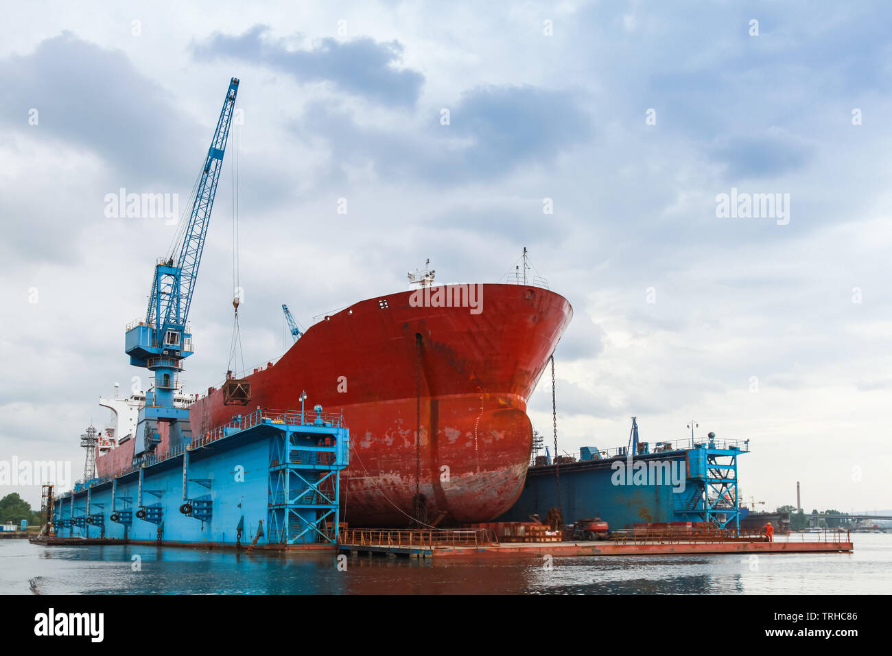 Großen roten Tanker ist im Rahmen der Instandsetzung in blau Trockendock, Werft von Varna, Bulgarien Stockfoto