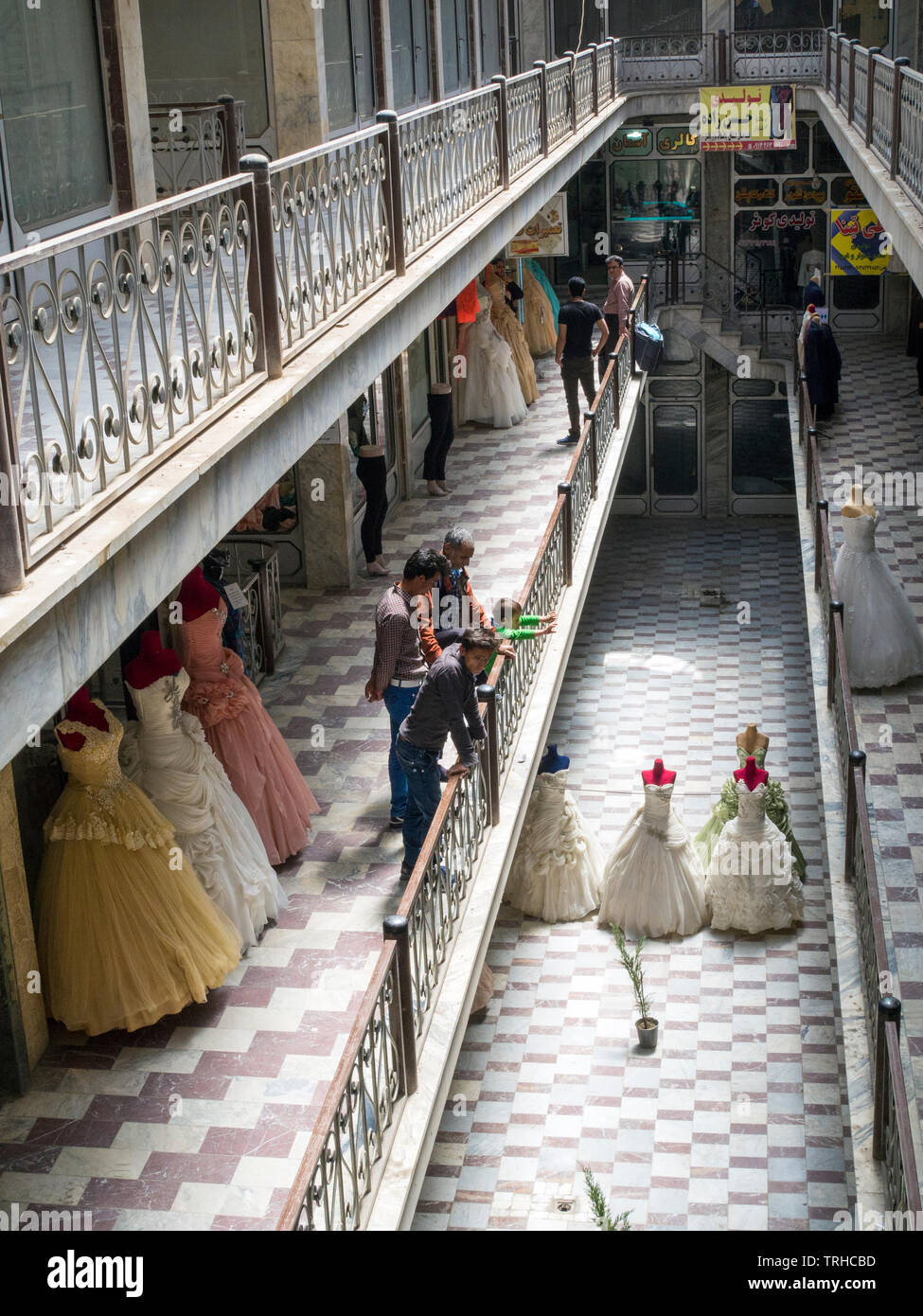 Im Kaschan Basar im Iran, einer der ältesten Städte des Landes, die reich an Geschichte und Kultur ist, werden Hochzeitskleider durchstöbert. Stockfoto