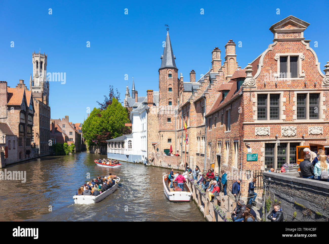 Iconic anzeigen Touristen in Boote für Bootsfahrten, die vom Rozenhoedkaai Rozenhoedkai Kai Rosenkranz Den Dijver canal Brügge Belgien EU Europa Stockfoto