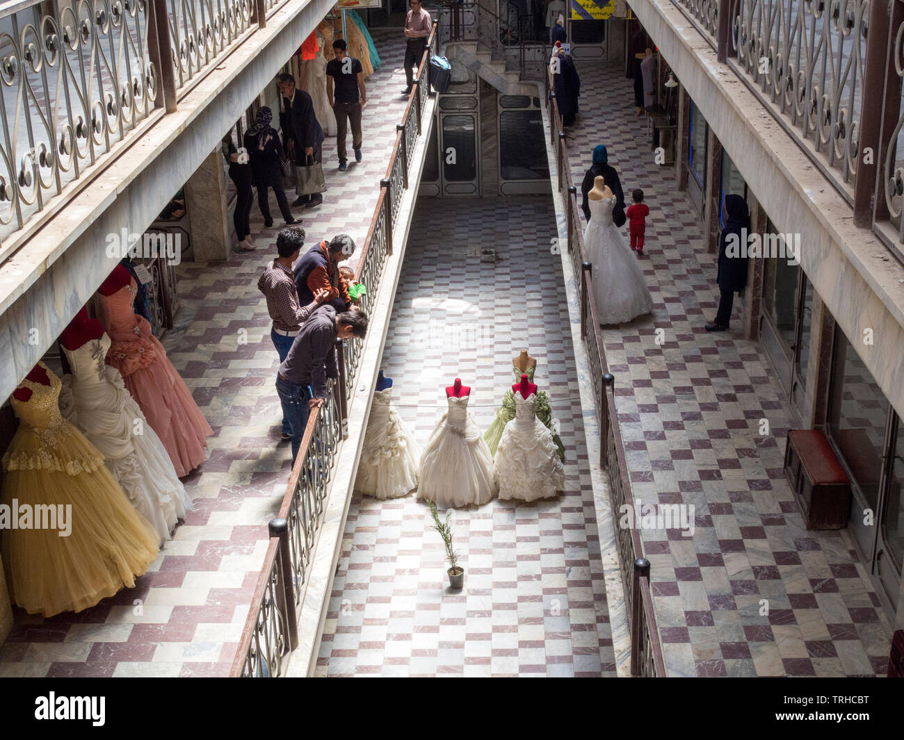 Im Kaschan Basar im Iran, einer der ältesten Städte des Landes, die reich an Geschichte und Kultur ist, werden Hochzeitskleider durchstöbert. Stockfoto