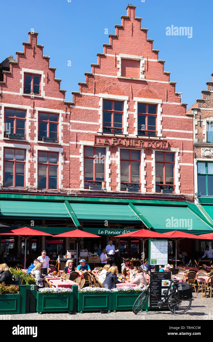 Alte Gebäude jetzt Cafés und Restaurants mit verzierten Giebeln in dem historischen Marktplatz Der Marktplatz im Zentrum von Brügge Belgien Westflandern EU Europa Stockfoto
