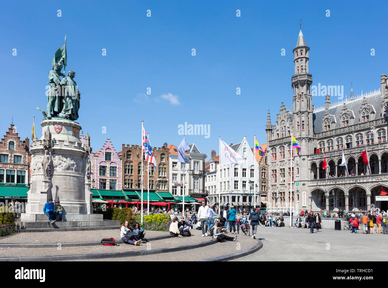 Alte Gebäude mit reich verzierten Giebeln hinter der Statue von Jan breydal und Pieter de Coninck in den historischen Marktplatz Markt Brügge Belgien EU Europa Stockfoto