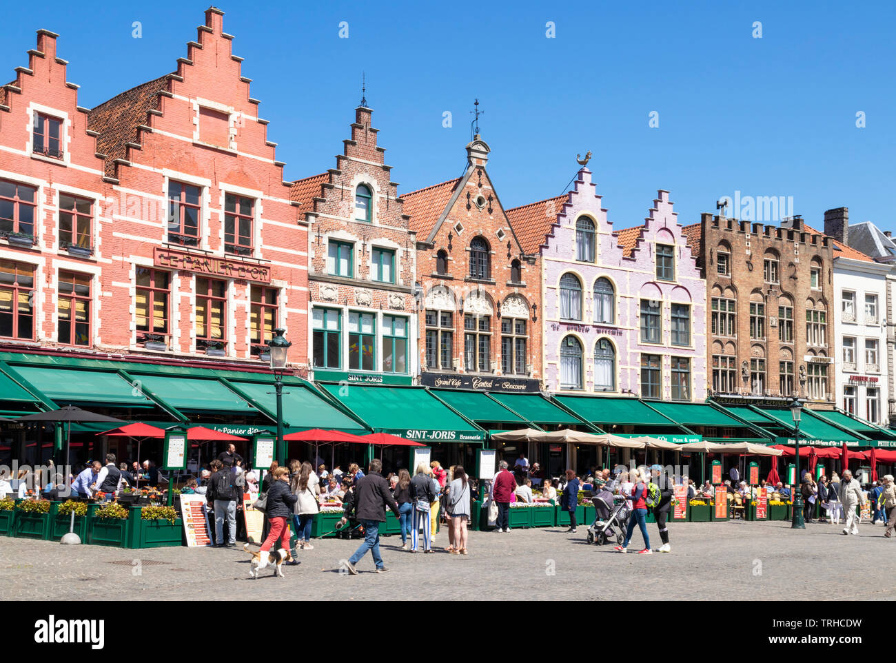 Alte Gebäude jetzt Cafés und Restaurants mit verzierten Giebeln in dem historischen Marktplatz Der Marktplatz im Zentrum von Brügge Belgien Westflandern EU Europa Stockfoto