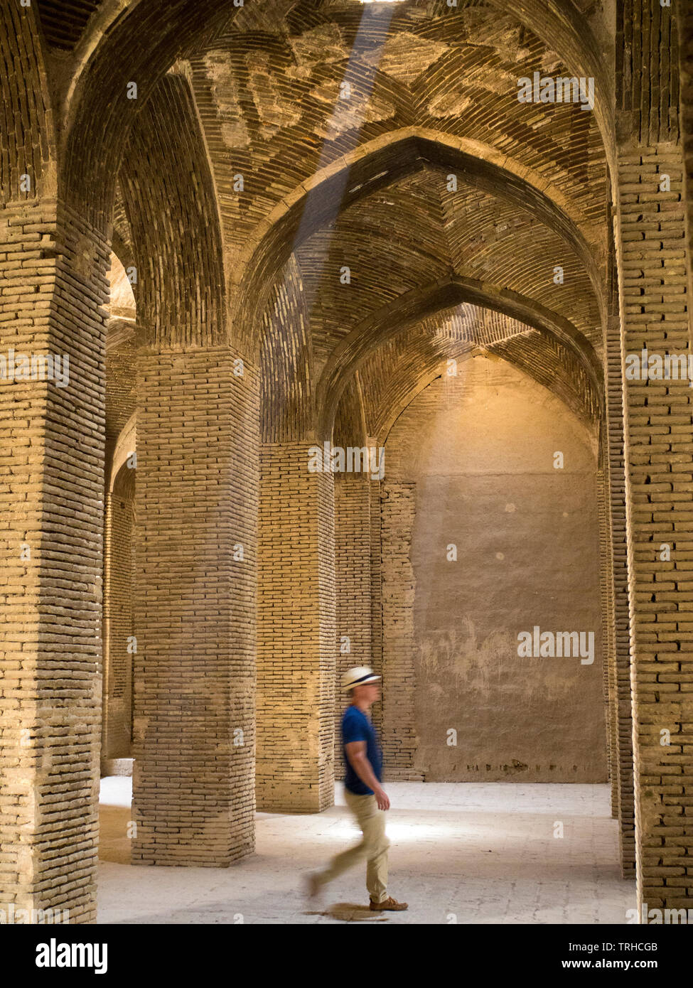 Im Inneren der Masjed-e Jame in Esfahan, der ältesten Freitagsmoschee im Iran. Stockfoto