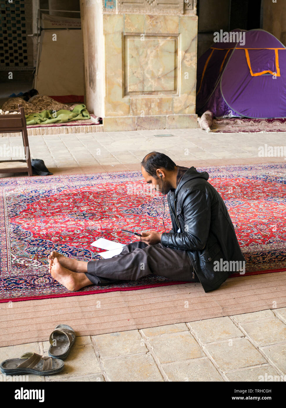 Ein Mann in der Masjed-e Jame in Esfahan, der älteste Freitag (Gemeinde) Moschee im Iran. Die Moschee ist ein gutes Beispiel für die Entwicklung der iranischen Stockfoto