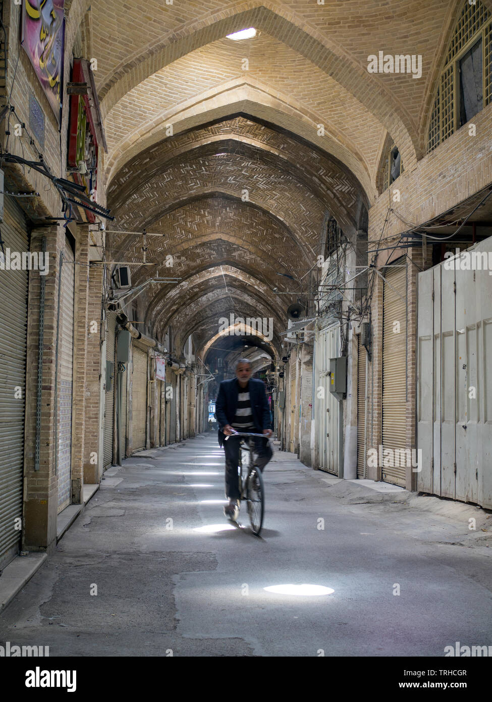 Ein Mann fährt mit dem Fahrrad auf dem Basar in Esfahan, Iran Stockfoto