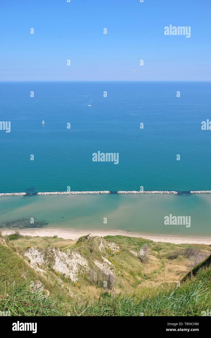 Panoramablick vom Dorf Fiorenzuola di Focara an die Adria in den Parco Naturale Monte San Bartolo, in der Provinz Marken, Italien. Stockfoto