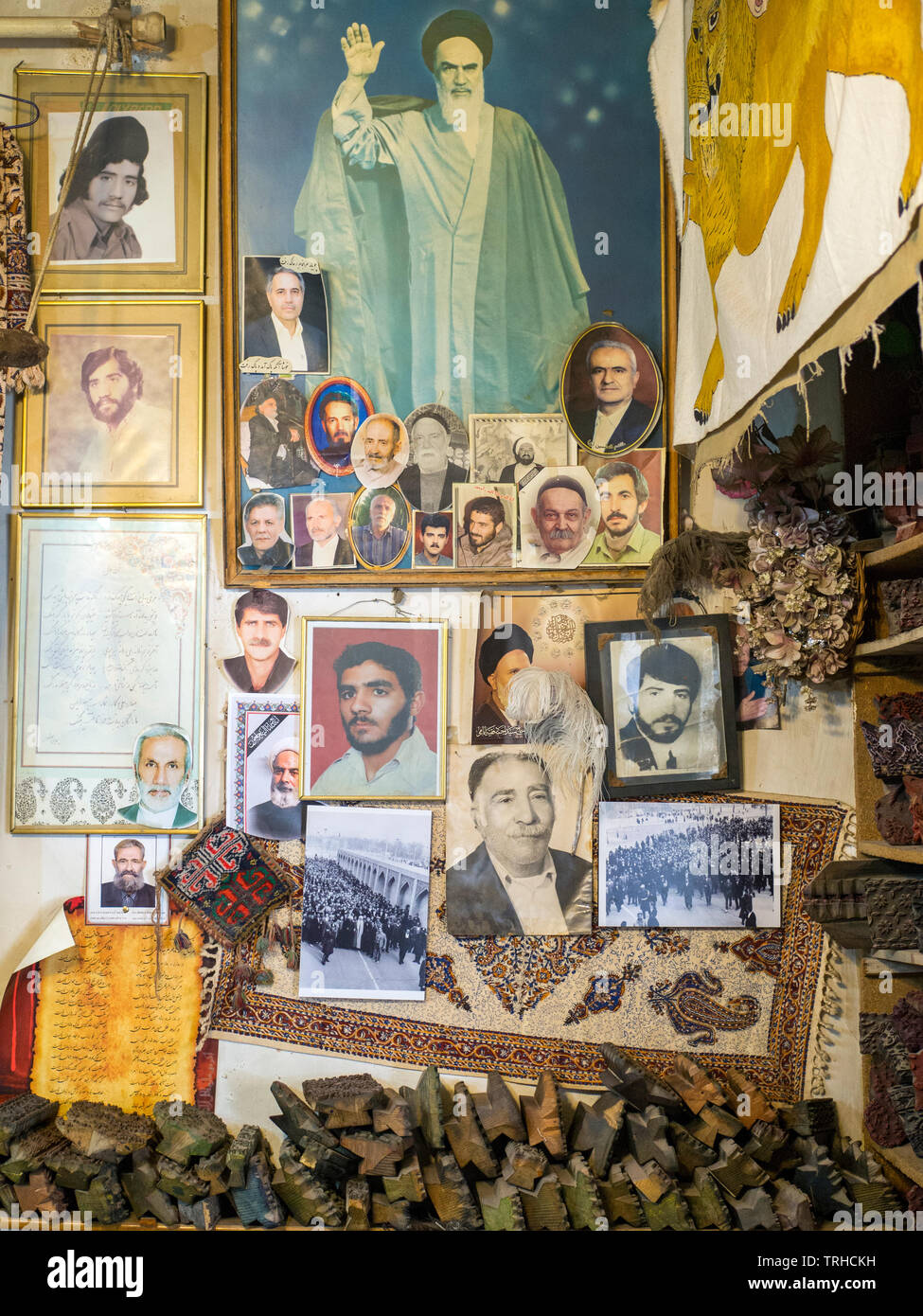 Eine Fata Morgana von Fotos, einschließlich des Ayatollah, in der Werkstatt Ebadi Qalam-kar, einer Blockdruckwerkstatt in der Altstadt von Esfahan. Stockfoto