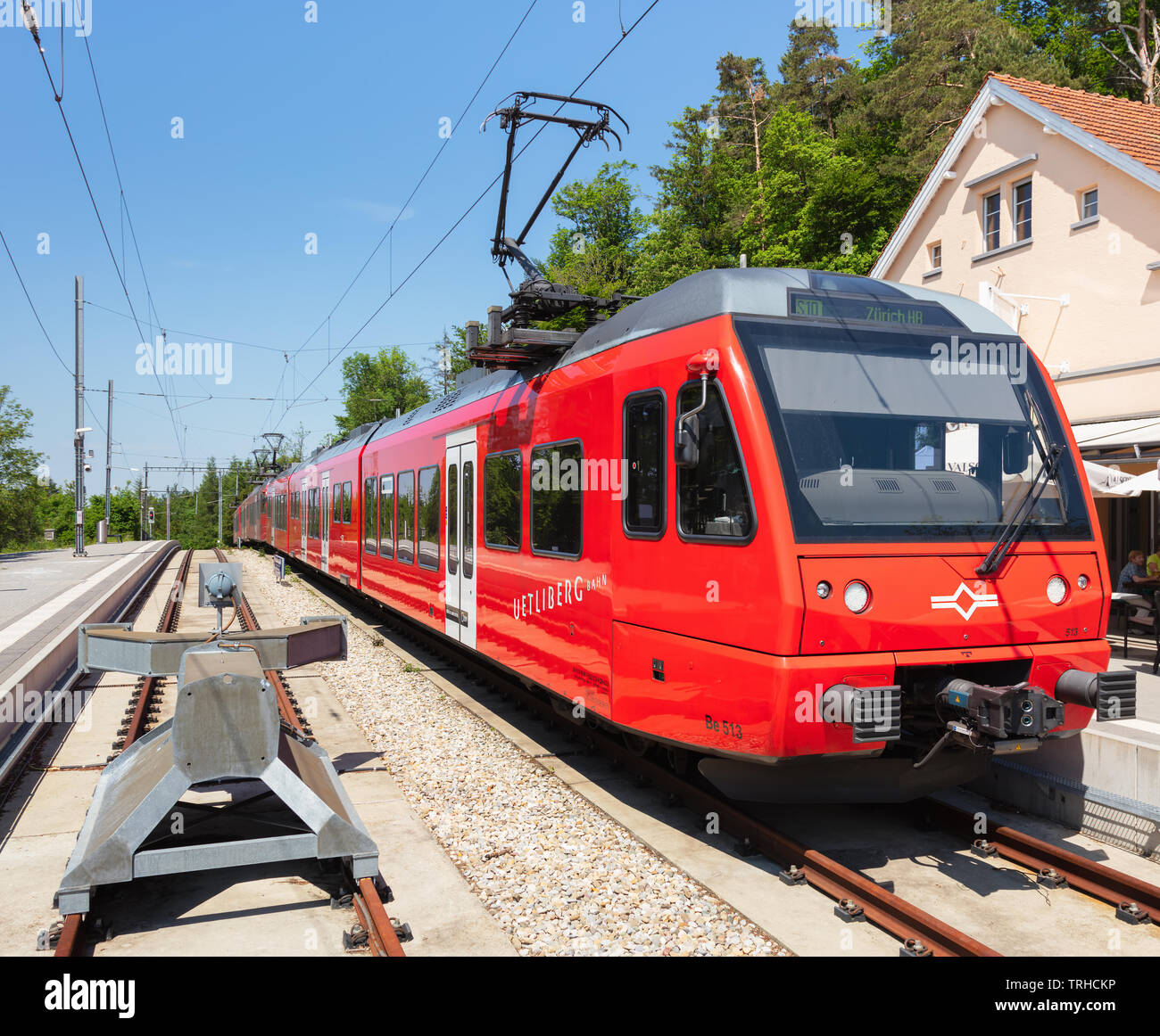 Zürich, Schweiz - Juni 5, 2019: Ein Zug der Uetliberg Bahn am Bahnhof auf die Spitze des Mt. Uetliberg. Der Uetliberg Bahn (Germ Stockfoto