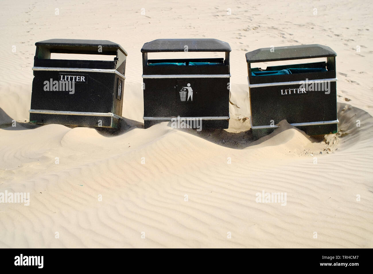 Drei Mülleimer an einem Sandstrand Stockfoto