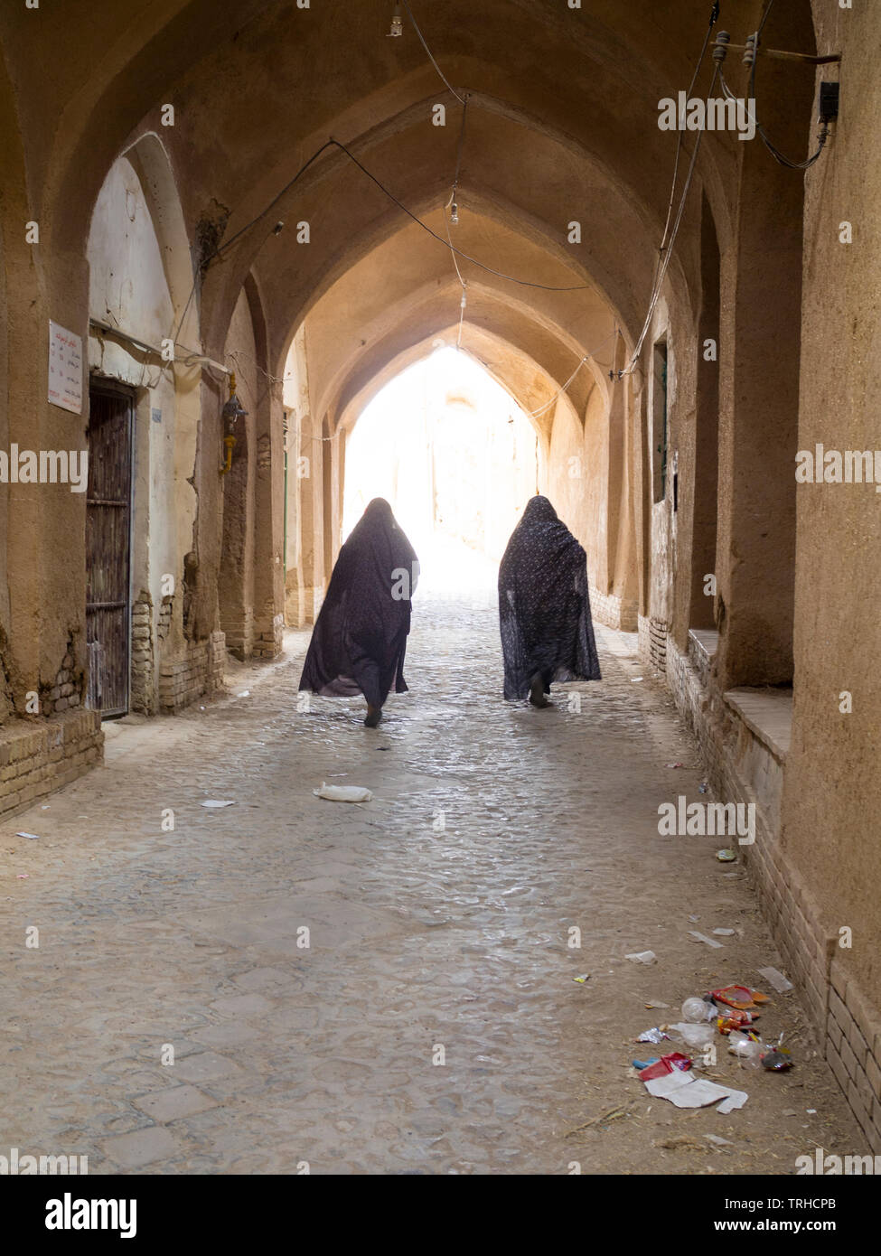 Zwei Frauen Spaziergänge durch den alten Basar in Aqda, Iran. Die Stadt ist derzeit für Tourismus restauriert. Stockfoto