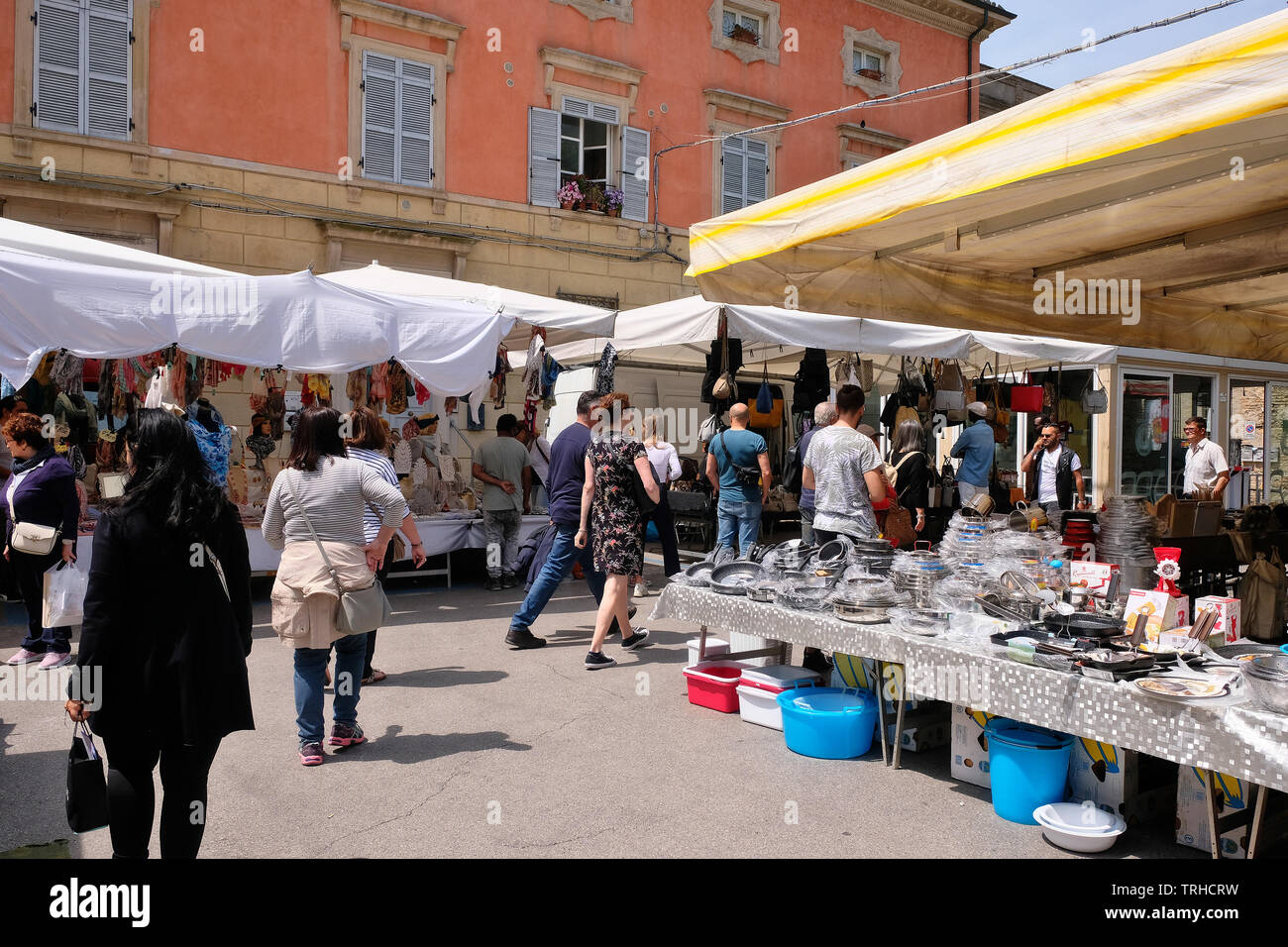 Markt am Samstag in der Küstenstadt Fano, Marken, Italien. Stockfoto