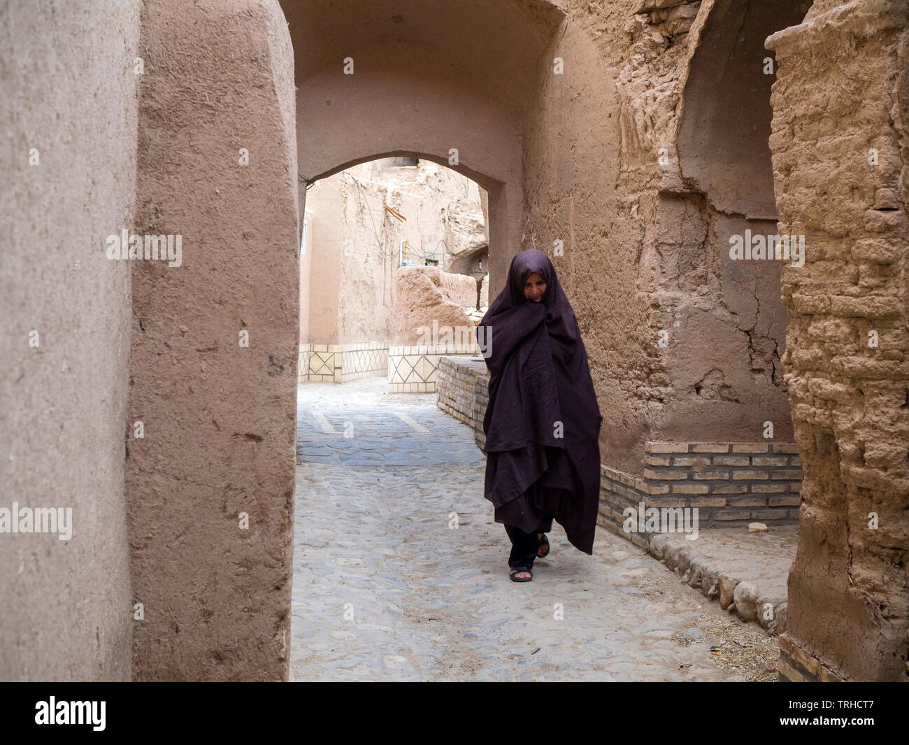 In der Altstadt von lehmziegeln Aqda, einer Stadt in der Wüste außerhalb von Yazd, Iran. Aqda wird derzeit für den Tourismusmarkt wiederhergestellt. Stockfoto