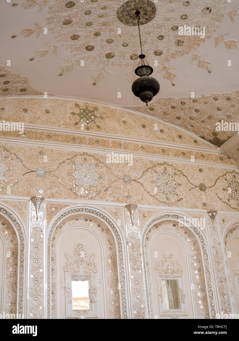 Spiegel Arbeit in einem ehemaligen Noble House in Yazd, Iran Stockfoto